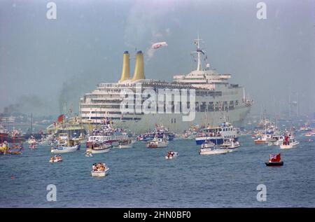 Royal Marines auf dem P&O-Kreuzschiff, der SS Canberra, einem Truppenschiff während des Falkland-Konflikts, wurde von Booten begleitet und nach Southampton zurückgebracht. Stockfoto