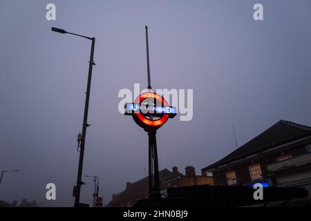 Abendhimmel über der verbrannten Oak Broadway-U-Bahn-Station an der Northern Line in London Stockfoto