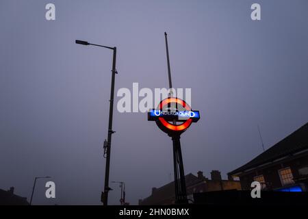 Abendhimmel über der verbrannten Oak Broadway-U-Bahn-Station an der Northern Line in London Stockfoto