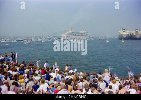 Royal Marines auf dem P&O-Kreuzschiff, der SS Canberra, einem Truppenschiff während des Falkland-Konflikts, wurde von Booten begleitet und von ihren Familien nach Southampton zurückgebracht. Stockfoto