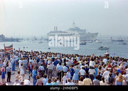 Royal Marines auf dem P&O-Kreuzschiff, der SS Canberra, einem Truppenschiff während des Falkland-Konflikts, wurde von Booten begleitet und von ihren Familien nach Southampton zurückgebracht. Stockfoto