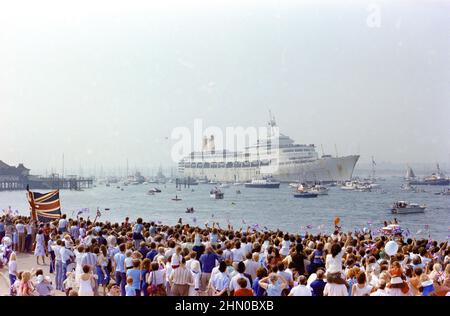 Royal Marines auf dem P&O-Kreuzschiff, der SS Canberra, einem Truppenschiff während des Falkland-Konflikts, wurde von Booten begleitet und von ihren Familien nach Southampton zurückgebracht. Stockfoto