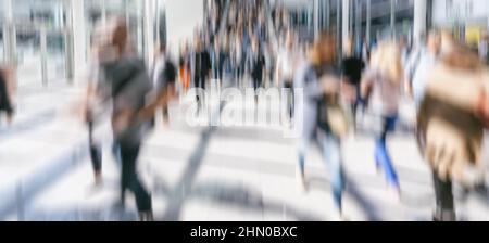 Entkokelte Menschenmenge, die in london die Straße geht Stockfoto