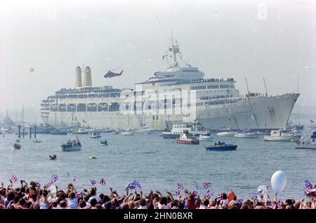 Royal Marines auf dem P&O-Kreuzschiff, der SS Canberra, einem Truppenschiff während des Falkland-Konflikts, wurde von Booten begleitet und nach Southampton zurückgebracht. Stockfoto