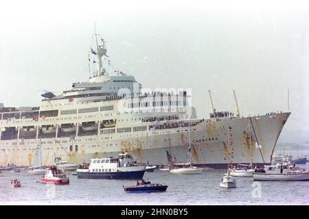 Royal Marines auf dem P&O-Kreuzschiff, der SS Canberra, einem Truppenschiff während des Falkland-Konflikts, wurde von Booten begleitet und von ihren Familien nach Southampton zurückgebracht. Stockfoto