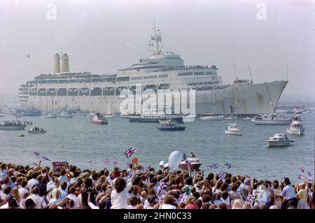 Neben einer Flottille von Booten wurden die SS Canberra und ihre Truppen von Familien, die im Mayflower Park versammelt waren, nach Southampton zurückgebracht Stockfoto