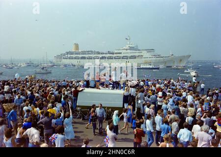 Royal Marines die SS Canberra, ein Truppenschiff während des Falkland-Konflikts, wurde auf dem P&O-Kreuzschiff von Menschenmassen und einer Flottille in Southampton begrüßt. Stockfoto