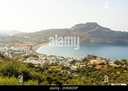 Griechische Ferien - wunderschönes Dorf in Kalyves mit türkisfarbenem Meer. Kreta Stockfoto