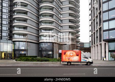 Ocado Van parkte vor einem Turmblock in Lambeth, London, Großbritannien Stockfoto