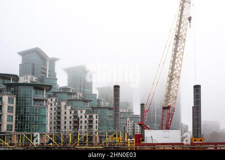 Uferentwicklung an der Themse. Bilder von der Vauxhall Bridge an einem sehr feuchten und nebligen Morgen. Stockfoto