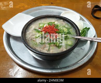 Dwaeji-gukbap, eine beliebte südkoreanische Suppe aus Schweinefleisch, Sojasauce, Reiswein, Sesamöl und Knochenbrühe. Lokale Küche in der Region Busan. Stockfoto