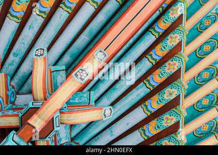 Blick von oben auf die koreanische Dachecke mit asiatischem Design Stockfoto