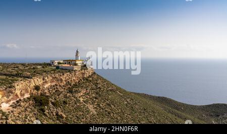 Blick auf den Leuchtturm Mesa de Roldan im Nationalpark Cabo de Gata in Südspanien Stockfoto