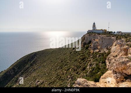 Blick auf den Leuchtturm Mesa de Roldan im Nationalpark Cabo de Gata in Südspanien Stockfoto