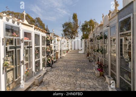 Cuevas del Almanzora, Spanien - 11. Februar 2022: Blick auf die Mausoleen und Gräber des historischen Friedhofs von Cuevas del Almanzora Stockfoto