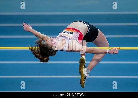 APELDOORN, NIEDERLANDE - 13. FEBRUAR: Amy Hasselton von THOR tritt am 13. Februar 2022 beim NK Indoor Meerkamp im Omnisport in Apeldoorn, Niederlande, im Hochsprung an (Foto: Andre Weening/Orange Picles) Stockfoto