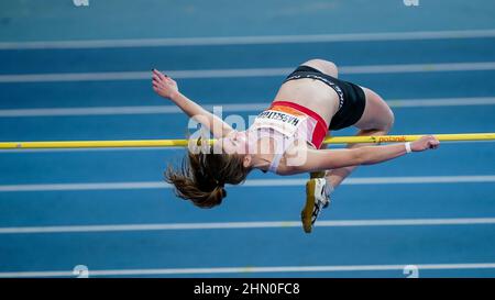 APELDOORN, NIEDERLANDE - 13. FEBRUAR: Amy Hasselton von THOR tritt am 13. Februar 2022 beim NK Indoor Meerkamp im Omnisport in Apeldoorn, Niederlande, im Hochsprung an (Foto: Andre Weening/Orange Picles) Stockfoto