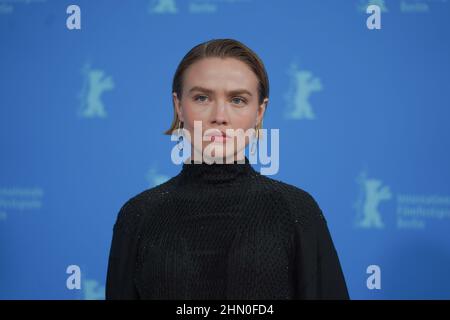 Berlin, Deutschland. 13th. Februar 2022. Schauspielerin Maddie Hasson beim Fotocall für den Panoramafilm 'Stier'. Die Internationalen Filmfestspiele 72nd finden vom 10. Bis 20. Februar 2022 in Berlin statt. Quelle: Jörg Carstensen/dpa/Alamy Live News Stockfoto