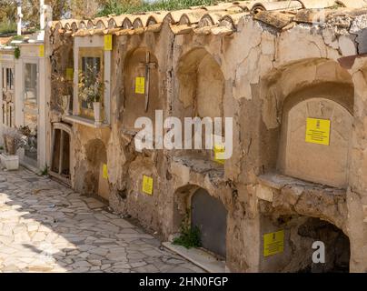 Cuevas del Almanzora, Spanien - 11. Februar 2022: Blick auf die Mausoleen und Gräber des historischen Friedhofs von Cuevas del Almanzora Stockfoto