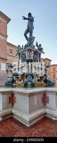 Ein Neptun-Brunnen aus Bronze und Marmor im Stadtzentrum von Bologna. Stockfoto