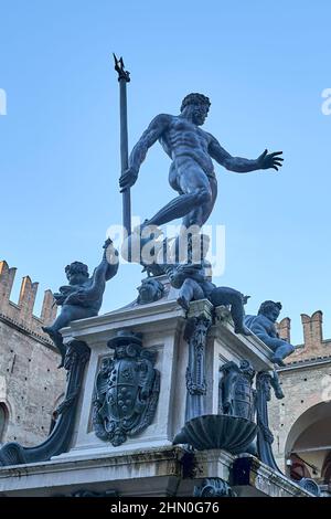 Ein Neptun-Brunnen aus Bronze und Marmor im Stadtzentrum von Bologna. Stockfoto