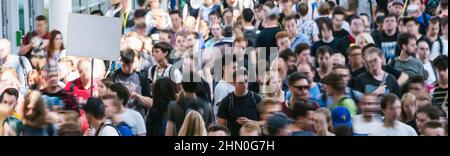 Eine Gruppe von Protestierenden auf der Straße mit einem leeren Banner. Mann mit leerem Schild während eines Protestes. Stockfoto