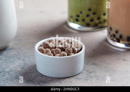 Trocknen Sie Tapiokaperlen in einer weißen Schüssel zum Kochen von Bubble Tea. Stockfoto