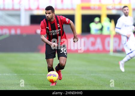 Mailand, Italien. 13th. Februar 2022. Junior Messias vom AC Mailand steuert den Ball während des Serie-A-Spiels zwischen AC Mailand und UC Sampdoria im Stadio Giuseppe Meazza am 23. Februar 2022 in Mailand, Italien. Quelle: Marco Canoniero/Alamy Live News Stockfoto