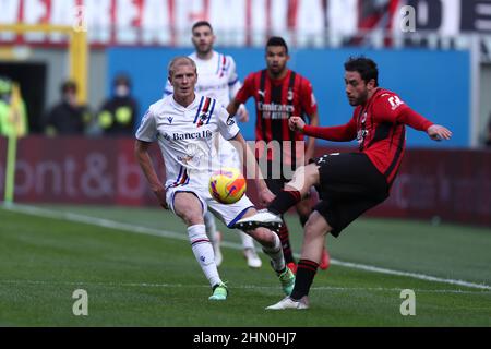 Mailand, Italien. 13th. Februar 2022. Davide Calabria vom AC Mailand steuert den Ball während des Serie-A-Spiels zwischen AC Mailand und UC Sampdoria im Stadio Giuseppe Meazza am 23. Februar 2022 in Mailand, Italien. Quelle: Marco Canoniero/Alamy Live News Stockfoto