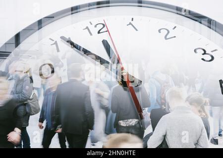 Business Times Konzept Menschen zu Fuß Overlay mit Echtzeituhr Stockfoto