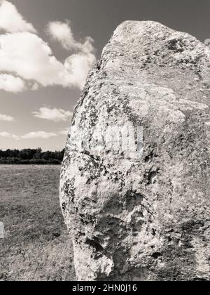 Schwarz-Weiß-Landschaft, Standing Stone, Avebury Henge, Wiltshire, England, GB, GB. Stockfoto