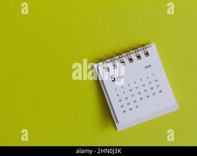 Desktop-Kalender für Mai 2022 auf gelbem Hintergrund Stockfoto