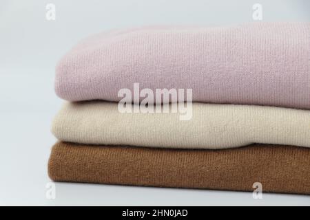 Bunte, gefaltete Pullover aus Kaschmir oder Merinowolle im Stapel oder Stapel. Stockfoto