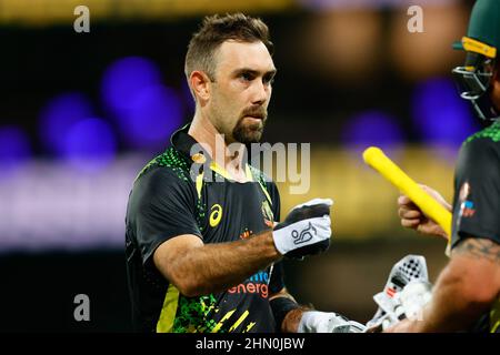 Sydney, Australien. 13th. Februar 2022. Glenn Maxwell aus Australien schaut am 13. Februar 2022 während des Internationalen T20-Spiels zwischen Australien und Sri Lanka auf dem Sydney Cricket Ground, Sydney, Australien, nach. Foto von Peter Dovgan. Nur zur redaktionellen Verwendung, Lizenz für kommerzielle Nutzung erforderlich. Keine Verwendung bei Wetten, Spielen oder Veröffentlichungen einzelner Clubs/Vereine/Spieler. Kredit: UK Sports Pics Ltd/Alamy Live Nachrichten Stockfoto