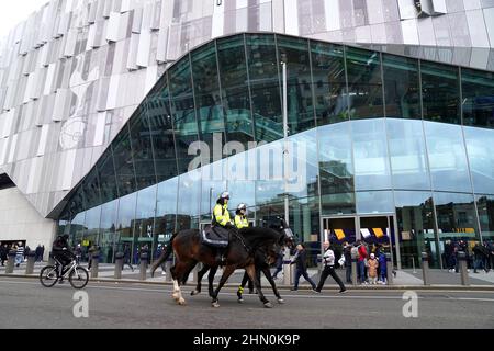 Vor dem Spiel der Premier League im Tottenham Hotspur Stadium, London, berittete die Polizei vor dem Boden. Bilddatum: Sonntag, 13. Februar 2022. Stockfoto