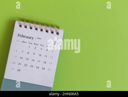 Desktop-Kalender für Februar 2022 auf grünem Hintergrund Stockfoto