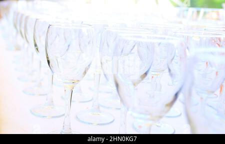 Catering Services Hintergrund mit Snacks und Gläser Wein auf Barkeeper Zähler im Restaurant Stockfoto