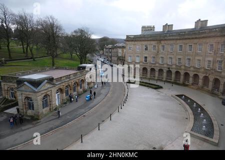 Das Buxton Crescent Ensan Hotel wurde 2020 nach vielen Jahren Restaurierungsarbeiten als Luxushotel und Spa wiedereröffnet. Blick vom Hotelzimmer mit Pumpenraum. Stockfoto