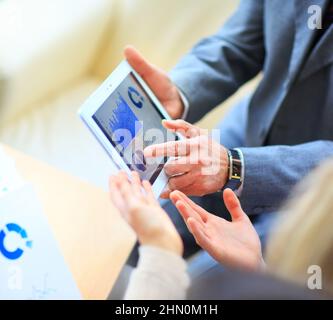 Bild einer menschlichen Hand mit Zeiger auf das Geschäftsdokument im Büro Stockfoto