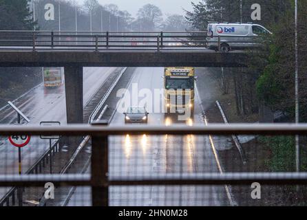 Dundee, Tayside, Schottland, Großbritannien. 13th. Februar 2022. UK Wetter: Nordostschottland erlebt leichte Winde und sintflutartige Regengüsse mit Temperaturen bis zu 7 Grad Sonntagfahrer auf der vielbefahrenen Dundee Kingsway West-Schnellstraße stehen vor gefährlichen und nassen Bedingungen. Kredit: Dundee Photographics/Alamy Live Nachrichten Stockfoto