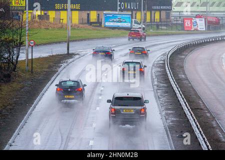 Dundee, Tayside, Schottland, Großbritannien. 13th. Februar 2022. UK Wetter: Nordostschottland erlebt leichte Winde und sintflutartige Regengüsse mit Temperaturen bis zu 7 Grad Sonntagfahrer auf der vielbefahrenen Dundee Kingsway West-Schnellstraße stehen vor gefährlichen und nassen Bedingungen. Kredit: Dundee Photographics/Alamy Live Nachrichten Stockfoto