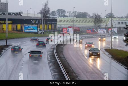 Dundee, Tayside, Schottland, Großbritannien. 13th. Februar 2022. UK Wetter: Nordostschottland erlebt leichte Winde und sintflutartige Regengüsse mit Temperaturen bis zu 7 Grad Sonntagfahrer auf der vielbefahrenen Dundee Kingsway West-Schnellstraße stehen vor gefährlichen und nassen Bedingungen. Kredit: Dundee Photographics/Alamy Live Nachrichten Stockfoto