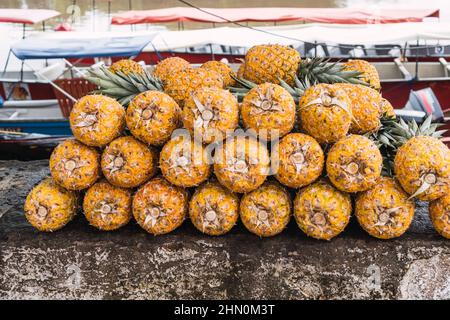 Frische Ananas zum Verkauf in Kolumbien Stockfoto
