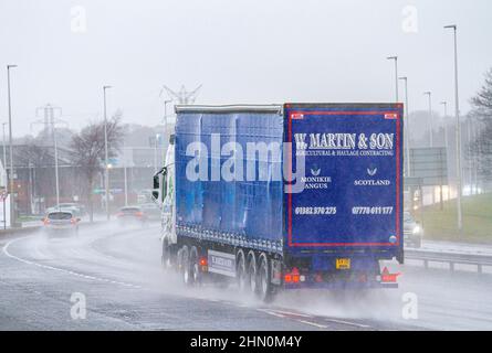 Dundee, Tayside, Schottland, Großbritannien. 13th. Februar 2022. UK Wetter: Nordostschottland erlebt leichte Winde und sintflutartige Regengüsse mit Temperaturen bis zu 7 Grad Sonntagfahrer auf der vielbefahrenen Dundee Kingsway West-Schnellstraße stehen vor gefährlichen und nassen Bedingungen. Kredit: Dundee Photographics/Alamy Live Nachrichten Stockfoto