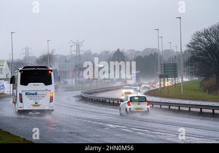 Dundee, Tayside, Schottland, Großbritannien. 13th. Februar 2022. UK Wetter: Nordostschottland erlebt leichte Winde und sintflutartige Regengüsse mit Temperaturen bis zu 7 Grad Sonntagfahrer auf der vielbefahrenen Dundee Kingsway West-Schnellstraße stehen vor gefährlichen und nassen Bedingungen. Kredit: Dundee Photographics/Alamy Live Nachrichten Stockfoto