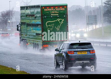 Dundee, Tayside, Schottland, Großbritannien. 13th. Februar 2022. UK Wetter: Nordostschottland erlebt leichte Winde und sintflutartige Regengüsse mit Temperaturen bis zu 7 Grad Sonntagfahrer auf der vielbefahrenen Dundee Kingsway West-Schnellstraße stehen vor gefährlichen und nassen Bedingungen. Kredit: Dundee Photographics/Alamy Live Nachrichten Stockfoto