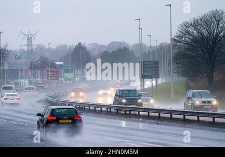 Dundee, Tayside, Schottland, Großbritannien. 13th. Februar 2022. UK Wetter: Nordostschottland erlebt leichte Winde und sintflutartige Regengüsse mit Temperaturen bis zu 7 Grad Sonntagfahrer auf der vielbefahrenen Dundee Kingsway West-Schnellstraße stehen vor gefährlichen und nassen Bedingungen. Kredit: Dundee Photographics/Alamy Live Nachrichten Stockfoto