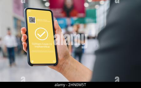 Gültiges Impfzertifikat (gültig für: Covid-19 Corona Pass of immunity against Corona ) auf einem Mobiltelefon. Stockfoto