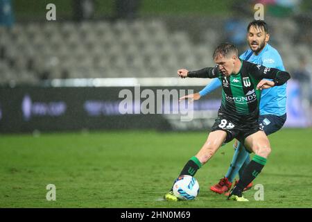 12th. Februar 2022; Netstrata Jubilee Stadium, Sydney, NSW, Australien: A-League Football, Sydney FC gegen Western United; Neil Kilkenny von Western United und Milo&#x161; Ninkovi&#x107; von Sydney FC konkurrieren um den Ball Stockfoto