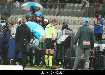 12th. Februar 2022; Netstrata Jubilee Stadium, Sydney, NSW, Australien: A-League Football, Sydney FC gegen Western United; Schiedsrichter konsultiert den VR, um zu prüfen, ob Western United eine Strafe erhält; die Entscheidung war „keine Strafe“. Stockfoto